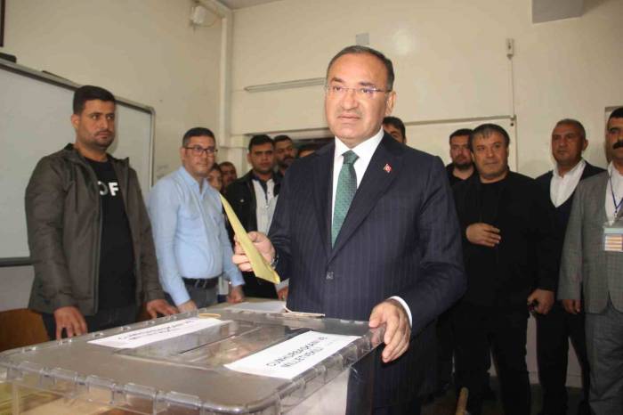 Bakan Bozdağ Oyunu Şanlıurfa’da Kullandı