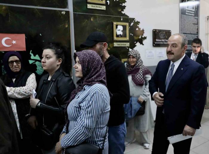 Bakan Varank Oy Kullanmak İçin 45 Dakika Sıra Bekledi