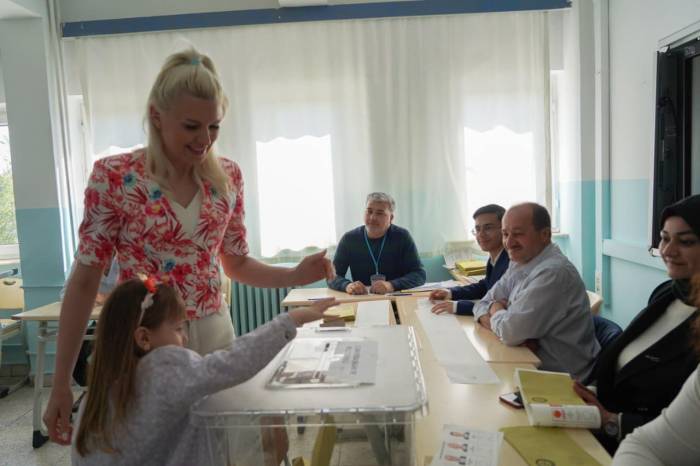 Başkan V. Subaşı Kızı Asya İle Sandığa Gitti