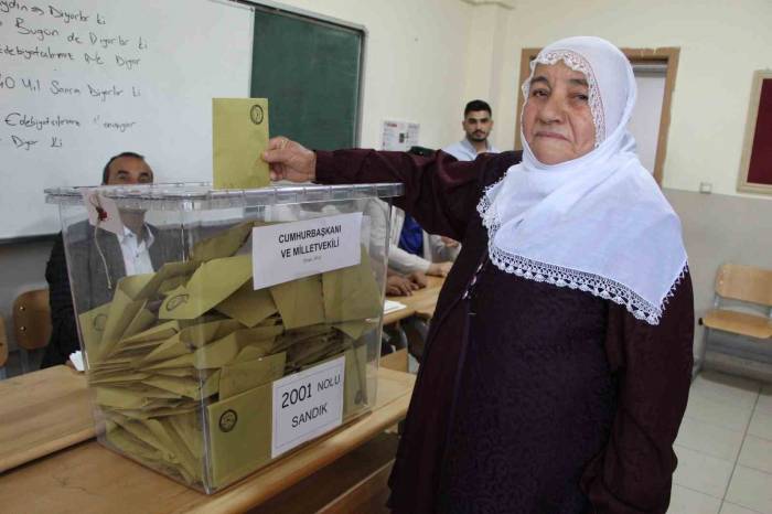 Batman’da 85 Yaşındaki Meryem Teyze Sandık Başında