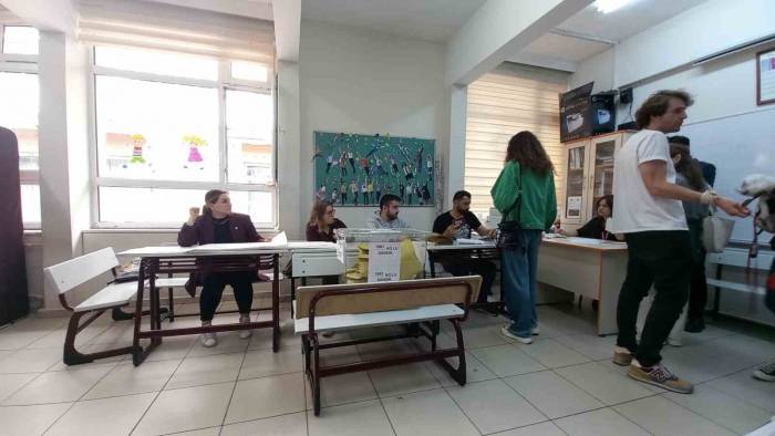 Oyuncular Berrak Tüzünataç Ve Serenay Sarıkaya Oylarını Kullandı