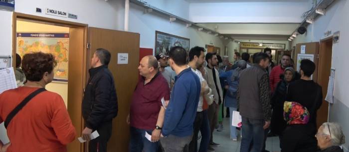 Bilecik’te Seçmenler Sandık Başlarında Uzun Kuyruklar Oluşturdu