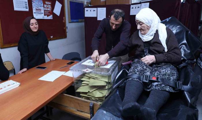 Bursa’da Ambulansla Okula, Sedye İle Sandığa
