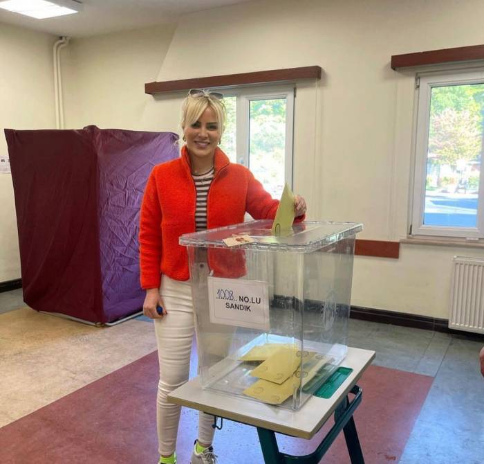 Ünlü İsimler Sandık Başında Fotoğraflarını Paylaştı