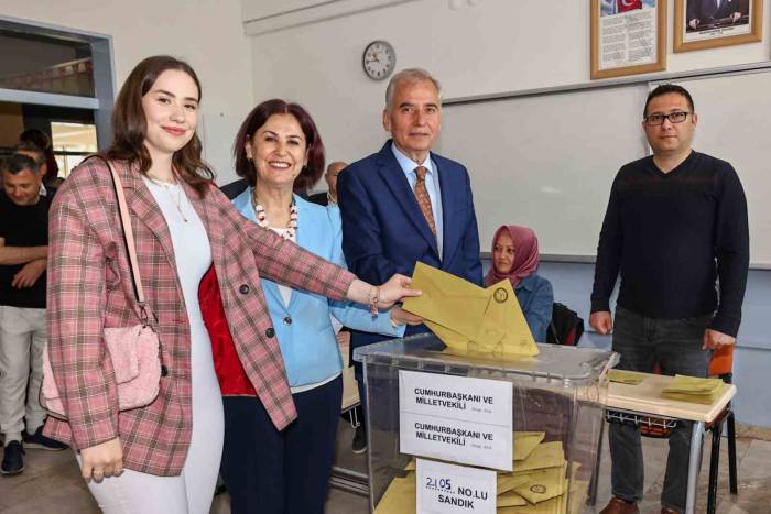 Denizli’de Siyasiler Oylarını Kullandı