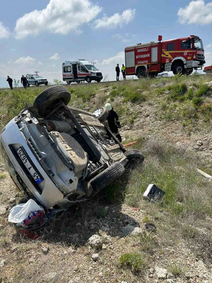 Kontrolden Çıkan Otomobil Boş Araziye Uçtu: 2 Yaralı
