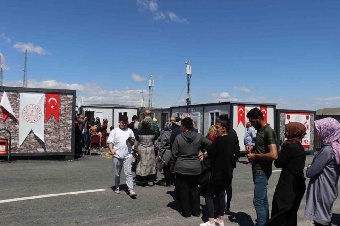Depremzedeler Sandık Başına Koştu