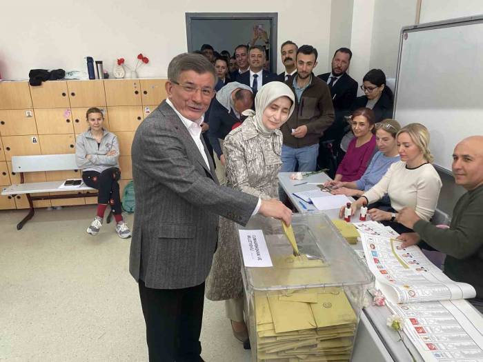 Gelecek Partisi Genel Başkanı Davutoğlu Oyunu İstanbul’da Kullandı