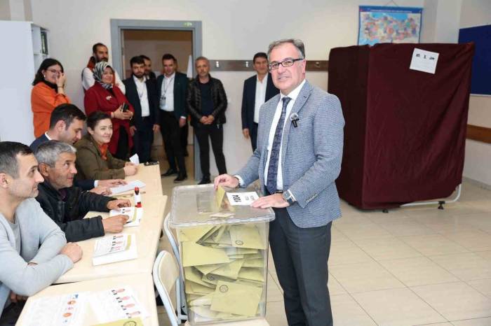 Başkan Özdoğan Ailesiyle Birlikte Oyunu Kullandı