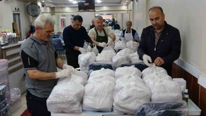 Yüksekovalı Gönüllülerden Sandık Görevlileri İçin Kumanya Hazırlığı
