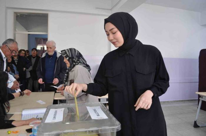 Oy Kullanmaya Giden Vatandaşlar Sandık Başlarında Kuyruk Oluşturdu