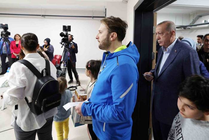 Cumhurbaşkanı Erdoğan’ı Arkasında Gören Seçmen Şaşırdı