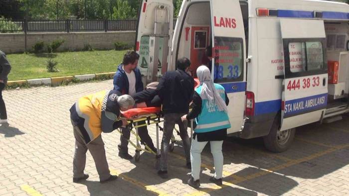 Oy Kullanmak İçin Sedye Ve Tekerlekli Sandalyelerle Okullara Geldiler