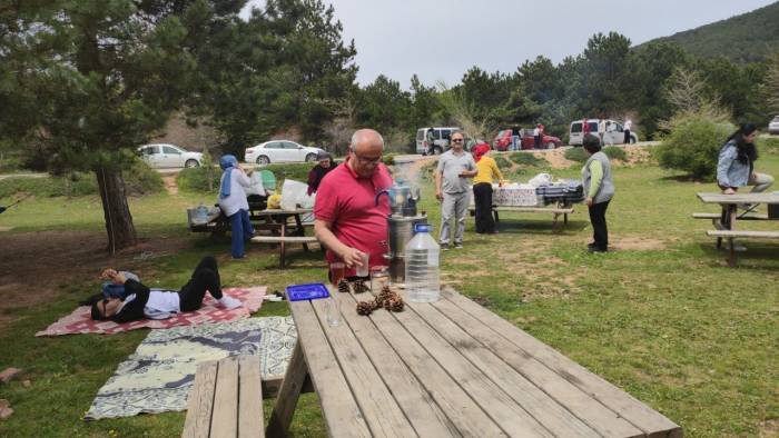 Oylarını Kullanan Vatandaşlar Spil’e Pikniğe Çıktı