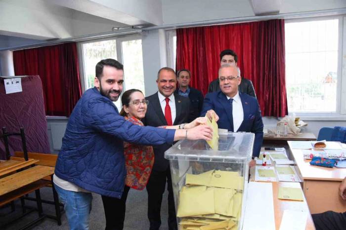 Başkan Kayda, Eşi Ve Oğluyla Birlikte Oy Kullandı