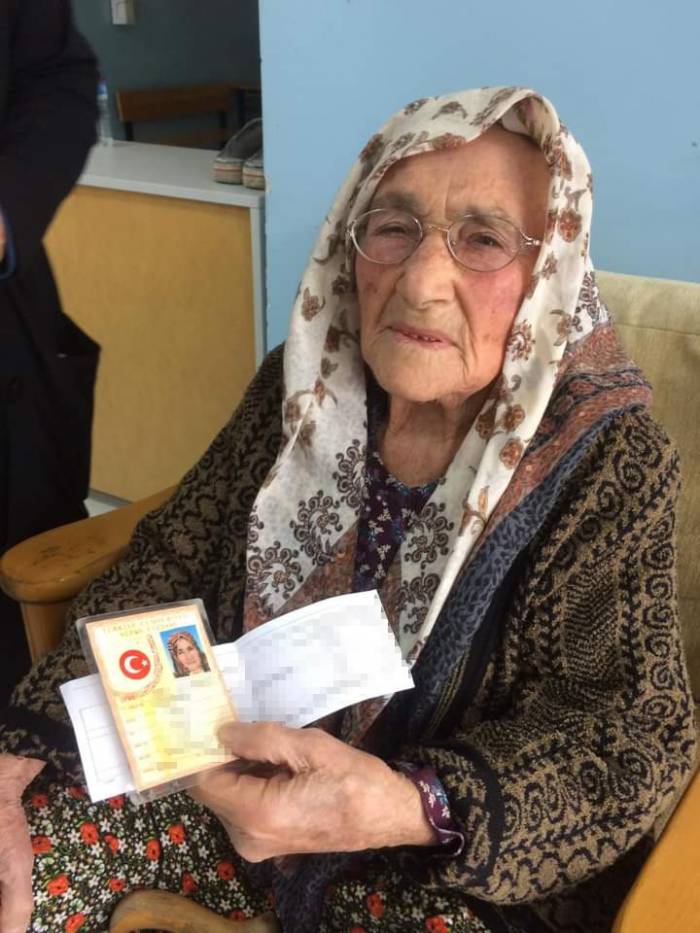 Elindeki Bastonla Oy Kullanmaya Gitti