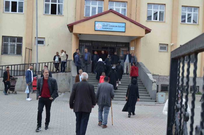 Varto’da Oy Kullanma İşlemi Sorunsuz Devam Ediyor