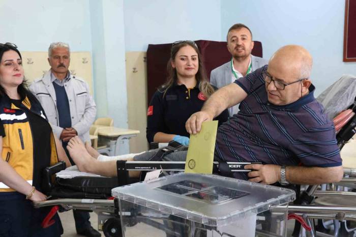Oy Kullanmaya Ambulans İle Gitti