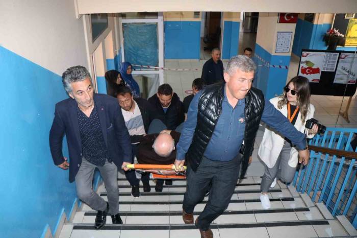 Engelli Ve Hastalar Oy Kullanmaya Ambulansla Geldi
