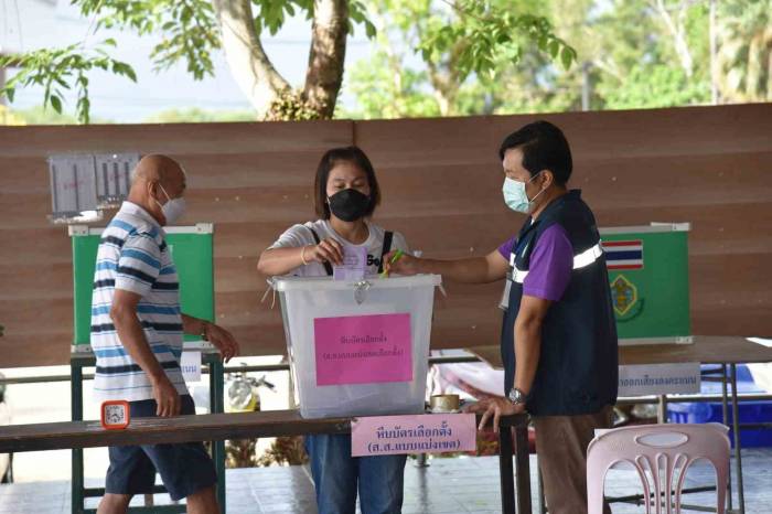 Tayland’da Halk Sandık Başında