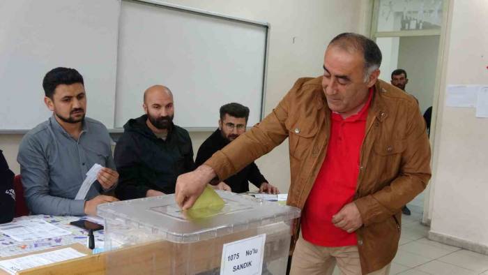 Van’da Oy Verme İşlemi Başladı