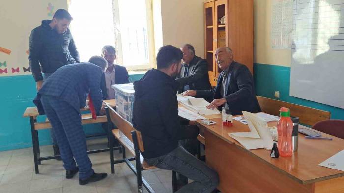 Adilcevaz’da Oy Verme İşlemi Başladı