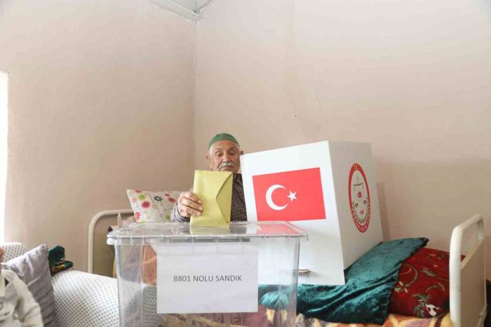 Sandığa Gidemeyenlerin Evine Sandık Götürüldü