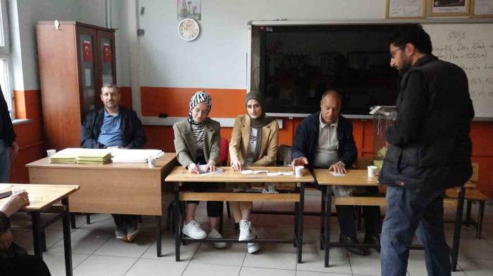 Erciş’te Oy Verme İşlemi Başladı