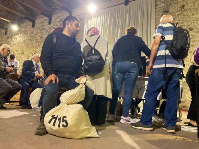 İzmir’de İlçe Seçim Kurullarında Oy Pusulası Yoğunluğu