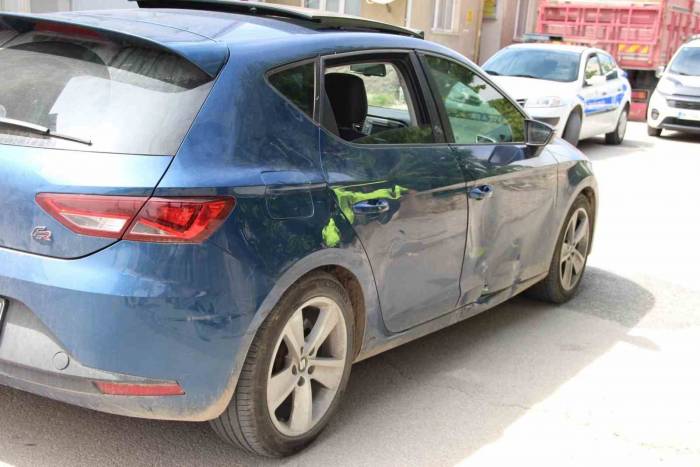 Otomobille Çarpışan Ehliyetsiz Motosiklet Sürücüsü Yaralandı