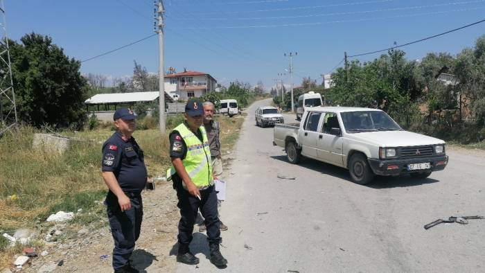 Rus Turistlerin İçerisinde Bulunduğu Otomobil Kamyonetle Çarpıştı: 2 Yaralı