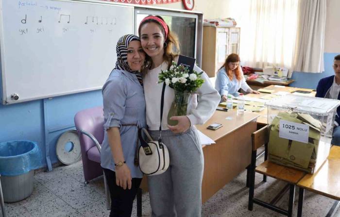 Sandık Başında Anneler Günü Kutlaması