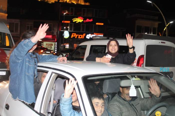 Bayburt’ta Seçim Kutlaması Gece Geç Saatlere Kadar Devam Etti