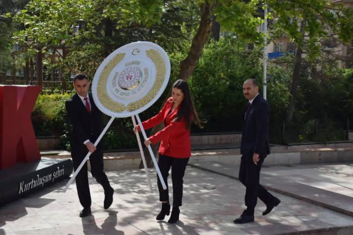 Bilecik’te Gençlik Haftası Atatürk Anıtı’na Konulan Çelenkle Başladı