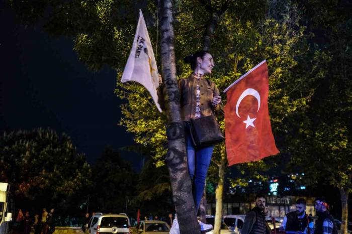 Ak Parti İl Başkanlığında Vatandaşların Bekleyişi Sürüyor