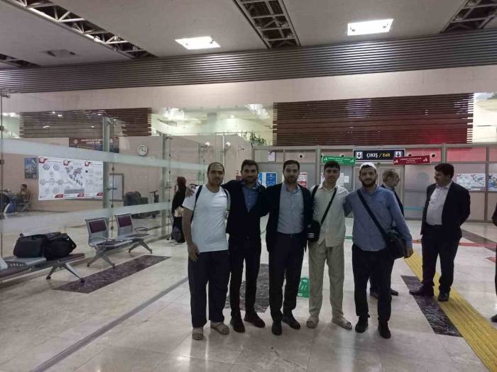 Umreye Gönderilen Üniversite Öğrencileri Elazığ’a Döndü