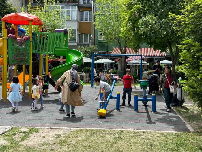 İdari Tatil İle Parklarda Çocuk Cıvıltısı Hakim Oldu