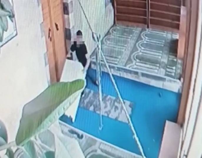 Camiden Çalmak İstediği Yardım Kasasının Altında Kaldı