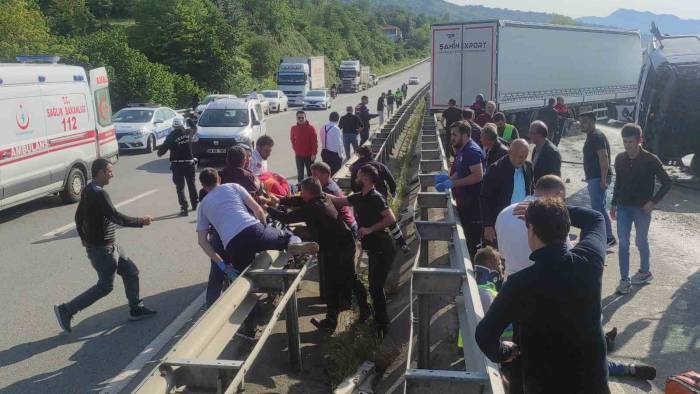 Tır Karayolunda Temizlik Yapan Kamyona Arkadan Çarptı: 3 Yaralı