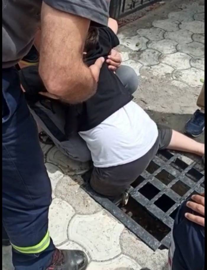 Ayağı Mazgala Sıkışan Çocuğu İtfaiye Kurtardı