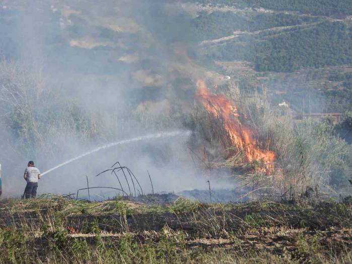 Hatay’da Anız Yangınında Tarladaki Samanlar Yandı