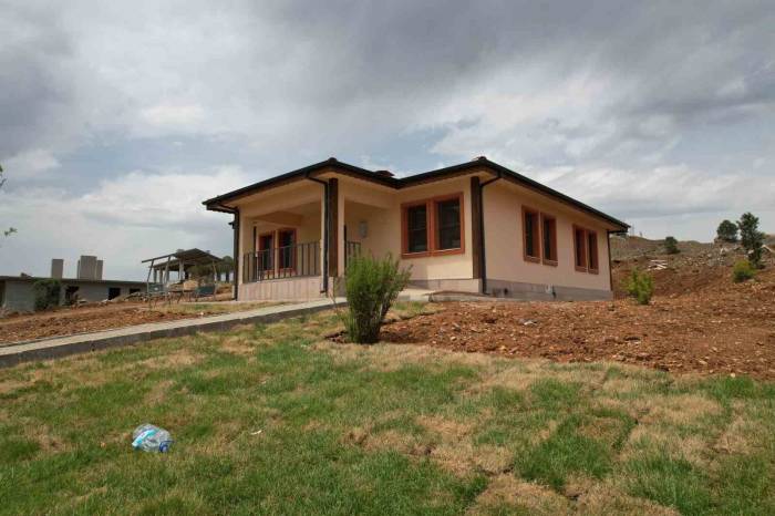 Kahramanmaraş’ta Köy Evleri Hızla Tamamlanıyor