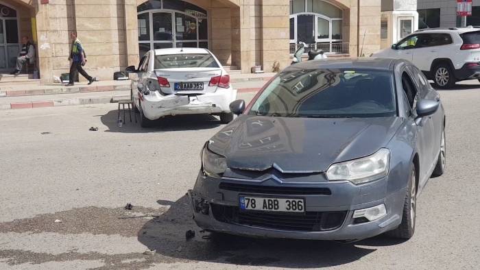 Satışını Yeni Aldığı Araçla Dakikalar Sonra Kaza Yaptı