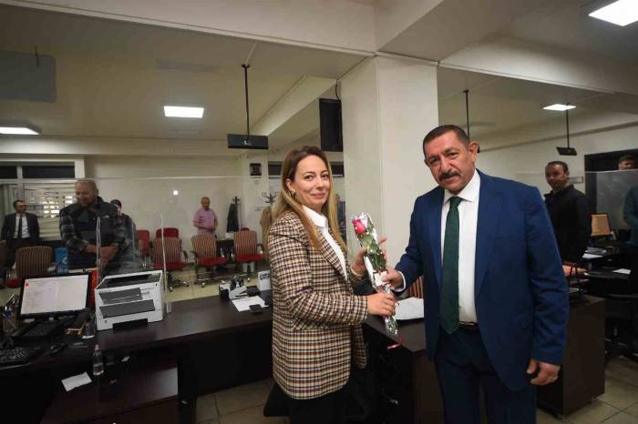Başkan Vidinlioğlu, Belediye Personelinin Anneler Günü’nü Kutladı