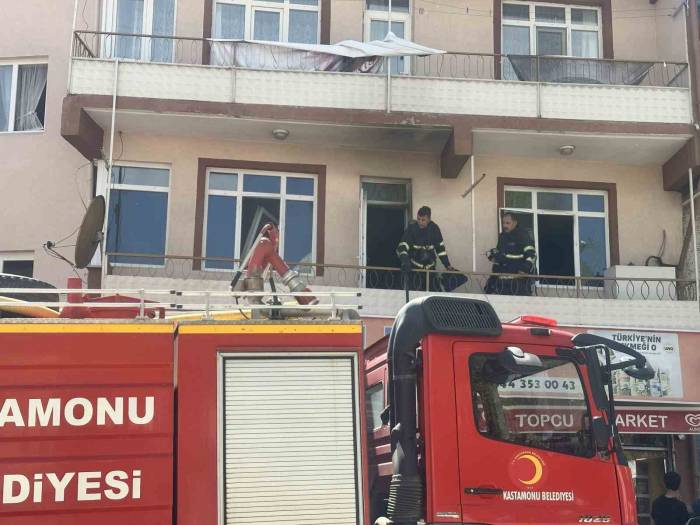 Evde Çıkan Yangında Hastanelik Oldu