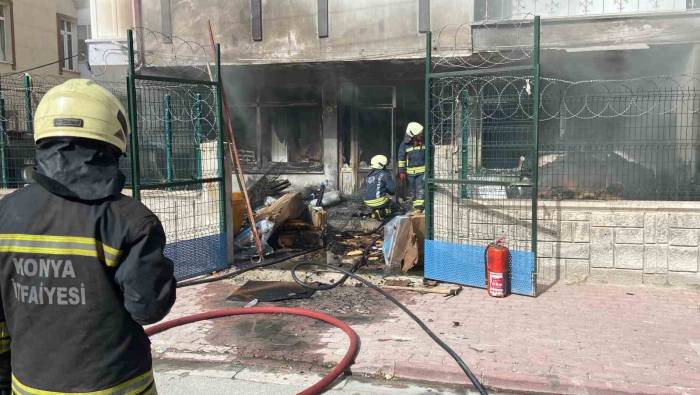 Konya’da Depodaki Yatak Ve Bazalar Yandı