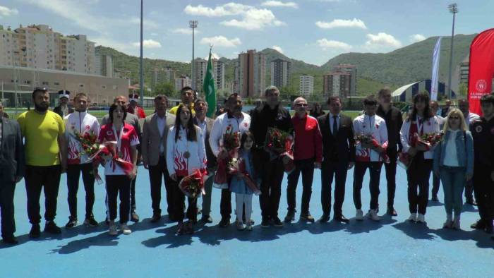 Kayserili Dünya Şampiyonları Yurda Döndü