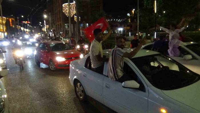 Şanlıurfa’da Davullu Zurnalı Seçim Kutlaması