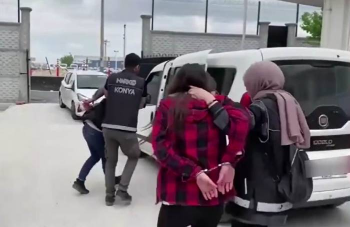 Kendilerine Sevgili Süsü Veren Uyuşturucu Satıcıları Polisten Kaçamadı