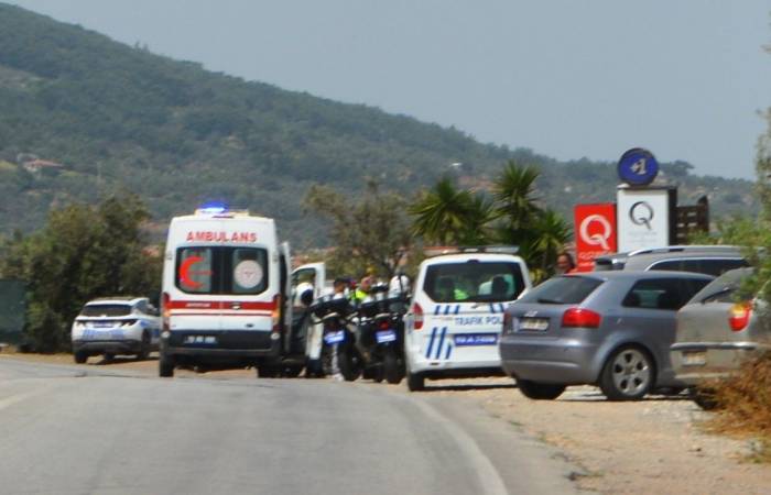 Ayvalık’ta Kontrolden Çıkan Otomobil Yayaya Çarptı; 2 Yaralı